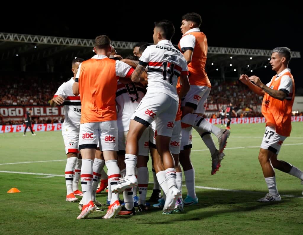 Fase do São Paulo: Com quatro pontos, o São Paulo está na 14ª colocação do Brasileirão. A equipe, então, quer seguir na fase positiva para subir algumas posições na tabela.