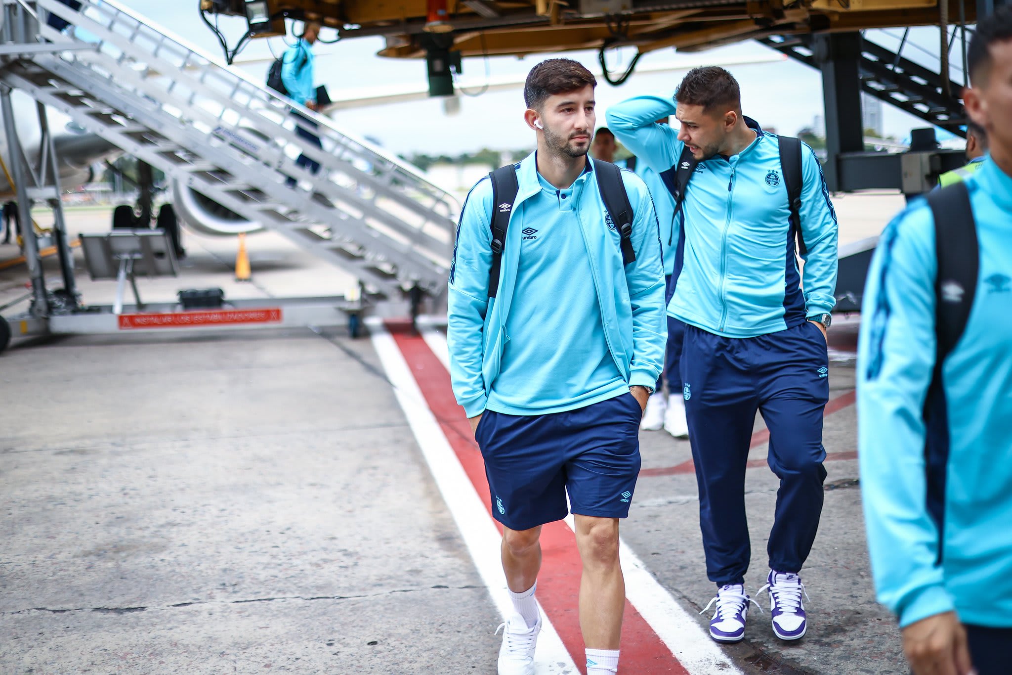 Grêmio chega em Buenos Aires para partida crucial na Libertadores.