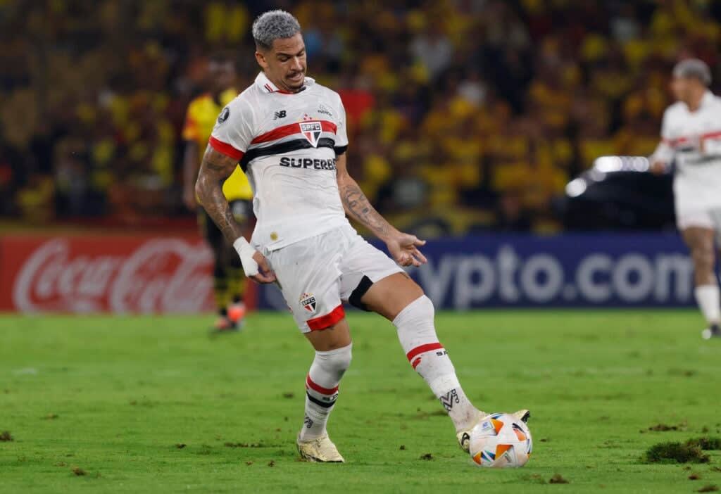 Luciano: o camisa 10 do São Paulo, que não vive uma boa fase há tempo, novamente não fez um grande jogo, cometendo alguns erros bobos de domínio de bola, dando pouca fluência no ataque e exagerando nos passes curtos para trás ou para os lados.