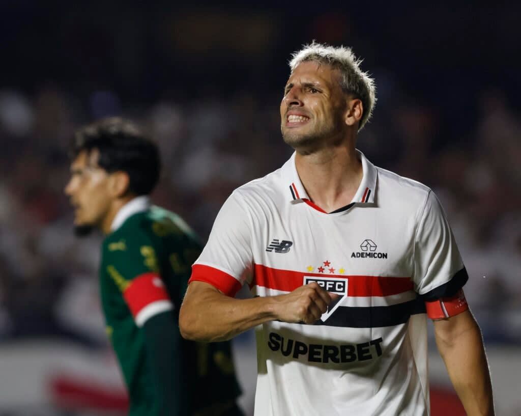 Calleri: o camisa 9 tricolor, sempre muito brigador, protagonizou mais um grande duelo com Gustavo Gómez, sofreu algumas faltas importantes próximas à área do Palmeiras e por pouco não marcou um golaço, de letra, após cruzamento de Luciano, carimbando a trave.