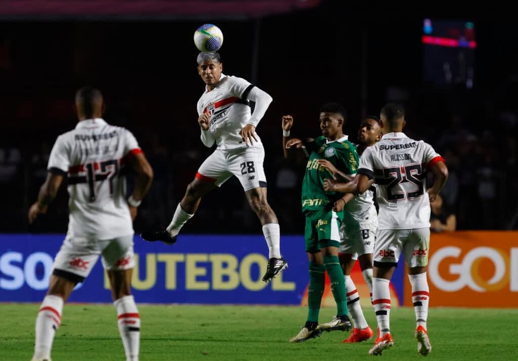 Alan Franco: o zagueiro mais uma vez mostrou que pode ser titular do São Paulo, dando mais qualidade na saída de bola da equipe pelo lado esquerdo e levando a melhor em praticamente todos os duelos individuais com os atacantes palmeirenses.