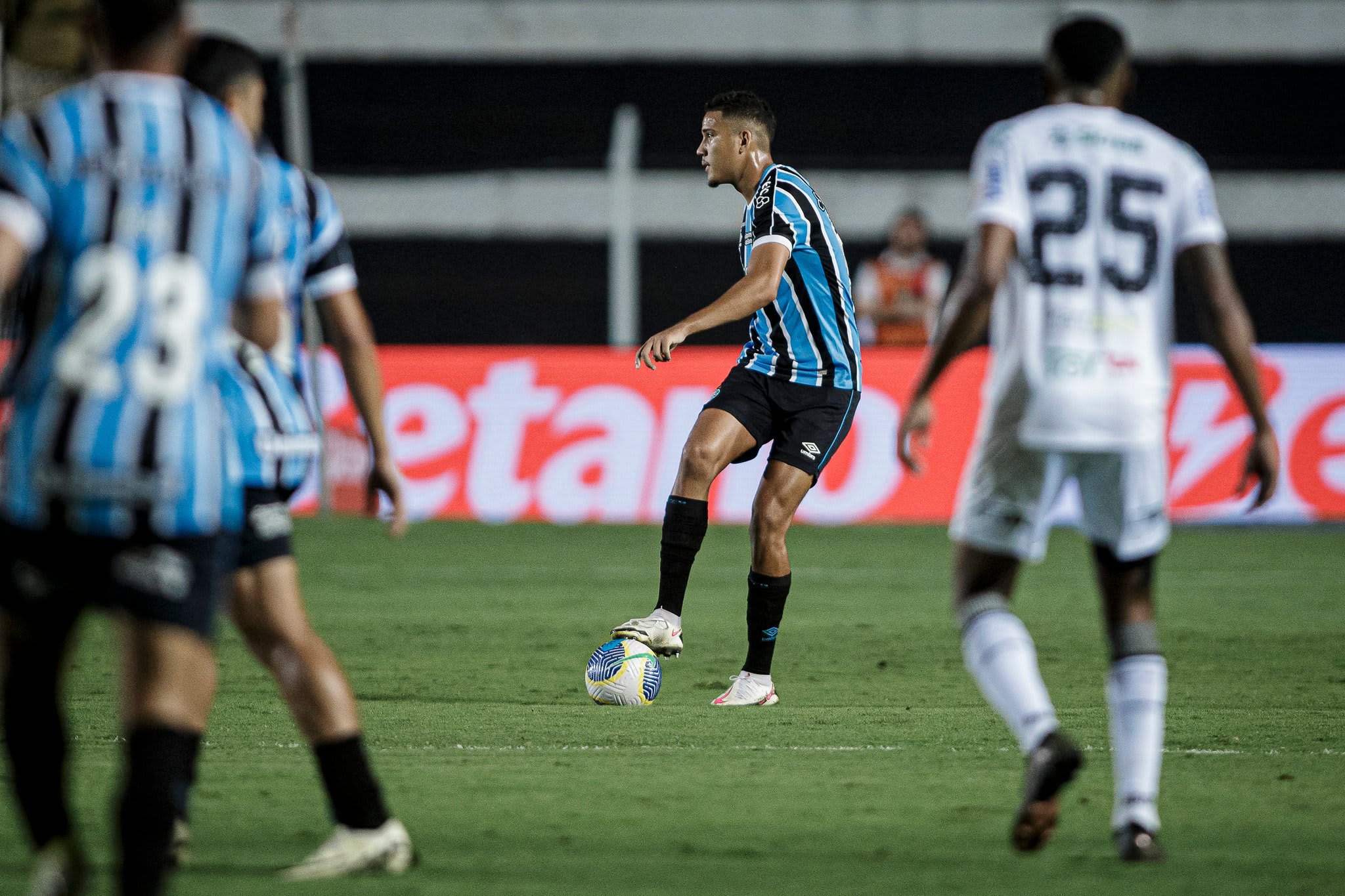 Grêmio atualiza situações de Gustavo Martins e Jhonata Robert no elenco