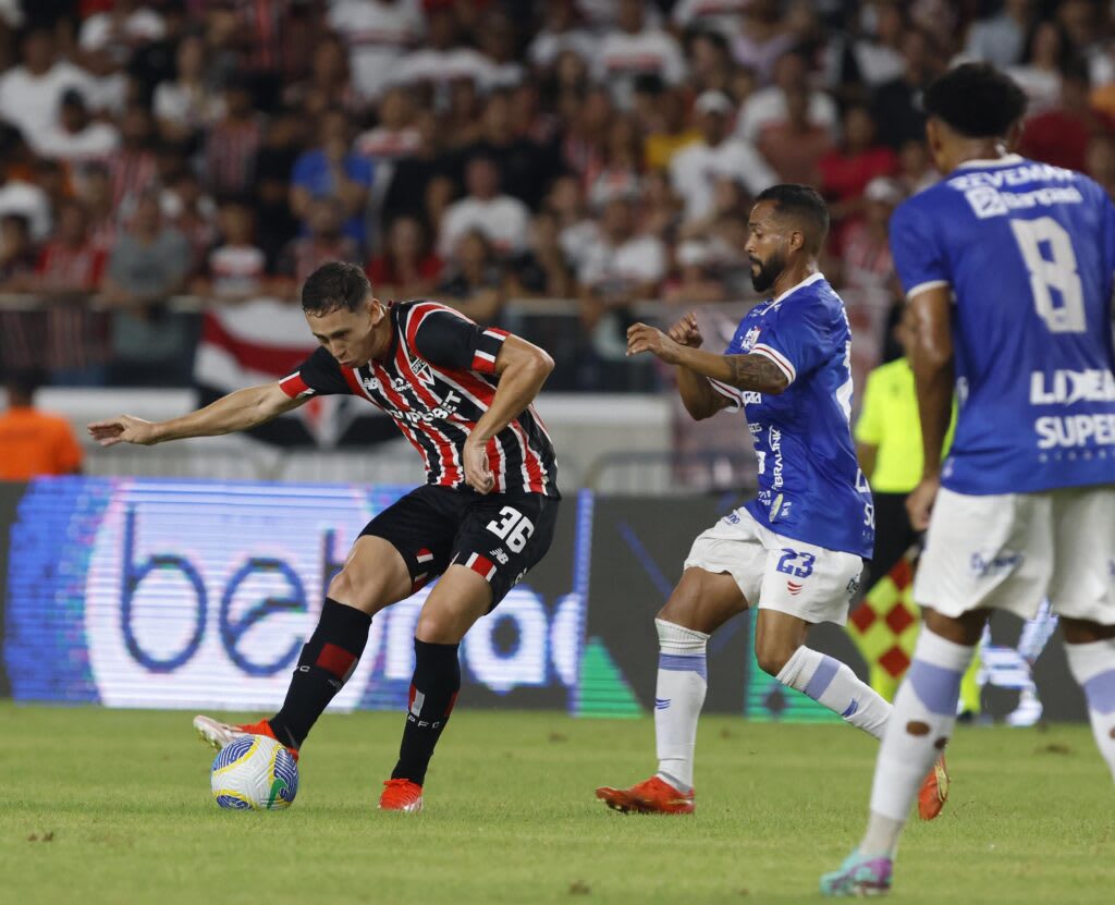 Patryck: substituindo Welington, lesionado, na lateral esquerda, o jovem revelado em Cotia teve uma atuação discreta, pouco agregando no ataque e concentrando seus esforços na defesa. Falta ousadia ao Patryck.