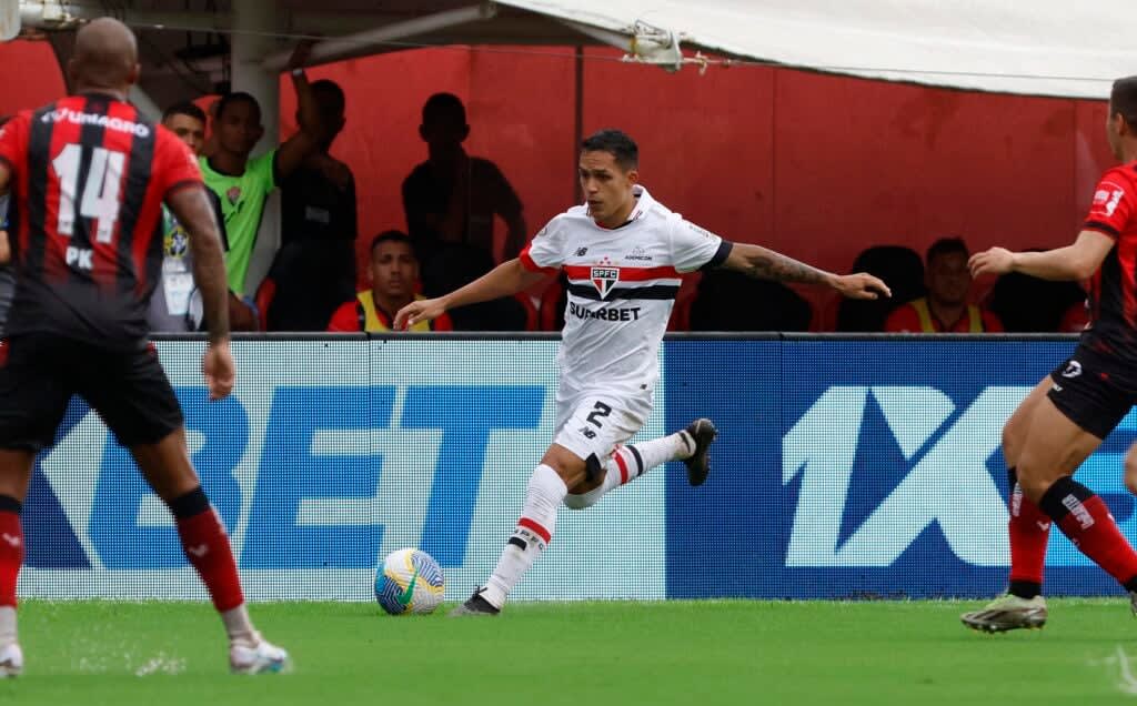 Igor Vinícius: perdeu uma chance incrível no primeiro tempo, mas logo se redimiu e deu assistência para o primeiro gol de Luciano. Construiu boas oportunidades pelo lado direito.