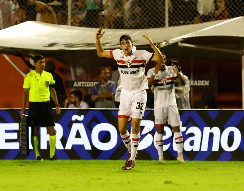 Ferraresi: entrou no lugar de Alan Franco e fez o gol que selou a vitória tricolor. Mostrou categoria para limpar a marcação e anotar um golaço pelo São Paulo.