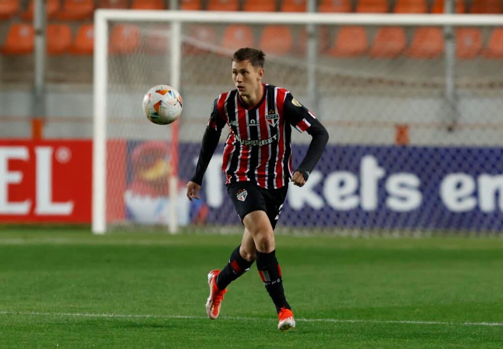 Patryck: recebendo sua primeira chance como titular em Libertadores, o jovem lateral esquerdo não decepcionou, fazendo uma partida segura, sem comprometer no sistema defensivo. Agora, Patryck precisa evoluir seu jogo na fase ofensiva para se tornar mais uma arma para o São Paulo no momento de atacar o adversário.