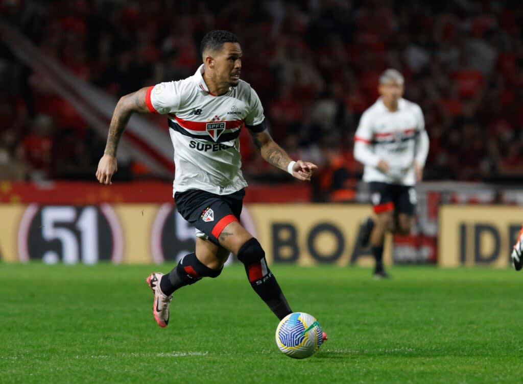 Luciano: responsável por fazer a ligação entre ataque e defesa, o camisa 10 do São Paulo fez uma partida discreta, tendo dificuldades para quebrar as linhas defensivas do adversário com passes verticais. Luciano ficou devendo.