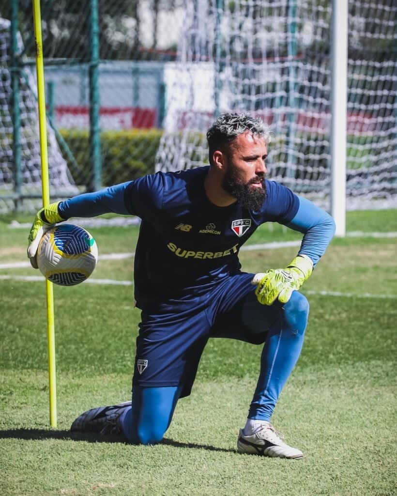 Substituto de Rafael, Jandrei não foi bem. Com os pés, o goleiro errou em pelo menos três saídas de bola e demorou a se acostumar com o gramado do rival. Sofreu dois golaços de Gustavo Silva e Coronado