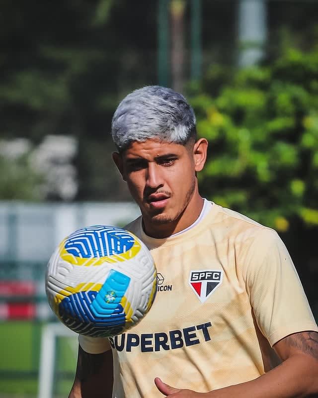 Alan Franco deve retornar, pelo menos, ao banco de reservas. O argentino havia começado no banco no clássico contra o Corinthians devido a moléstias musculares na coxa e ficou fora do duelo contra o Cuiabá por acúmulo de cartões amarelos. Agora, o zagueiro pode reforçar o Tricolor contra o Vasco.