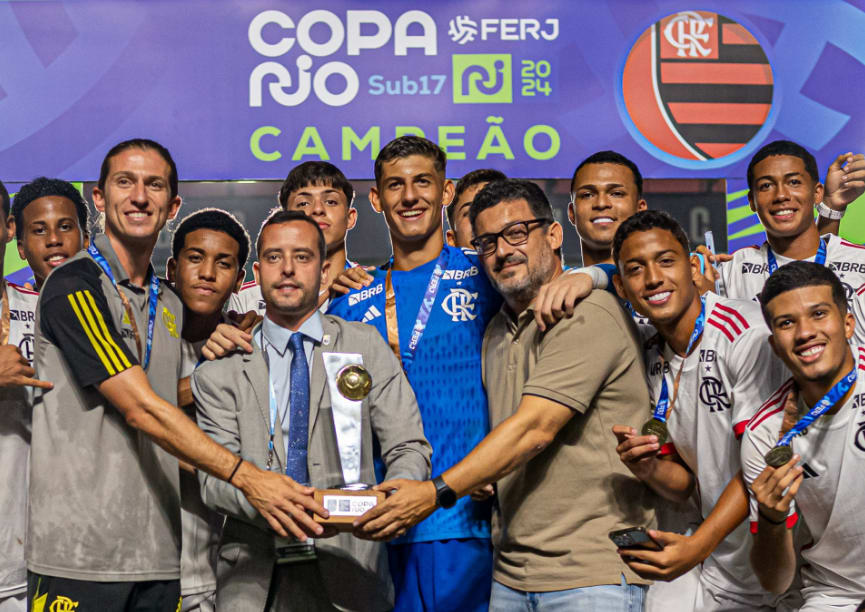 Filipe Luís celebra primeira conquista como técnico do sub-17 do Flamengo