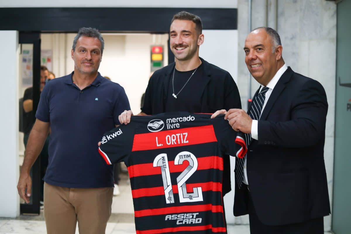 Novo zagueiro do Flamengo, Léo Ortiz desembarca no Rio de Janeiro