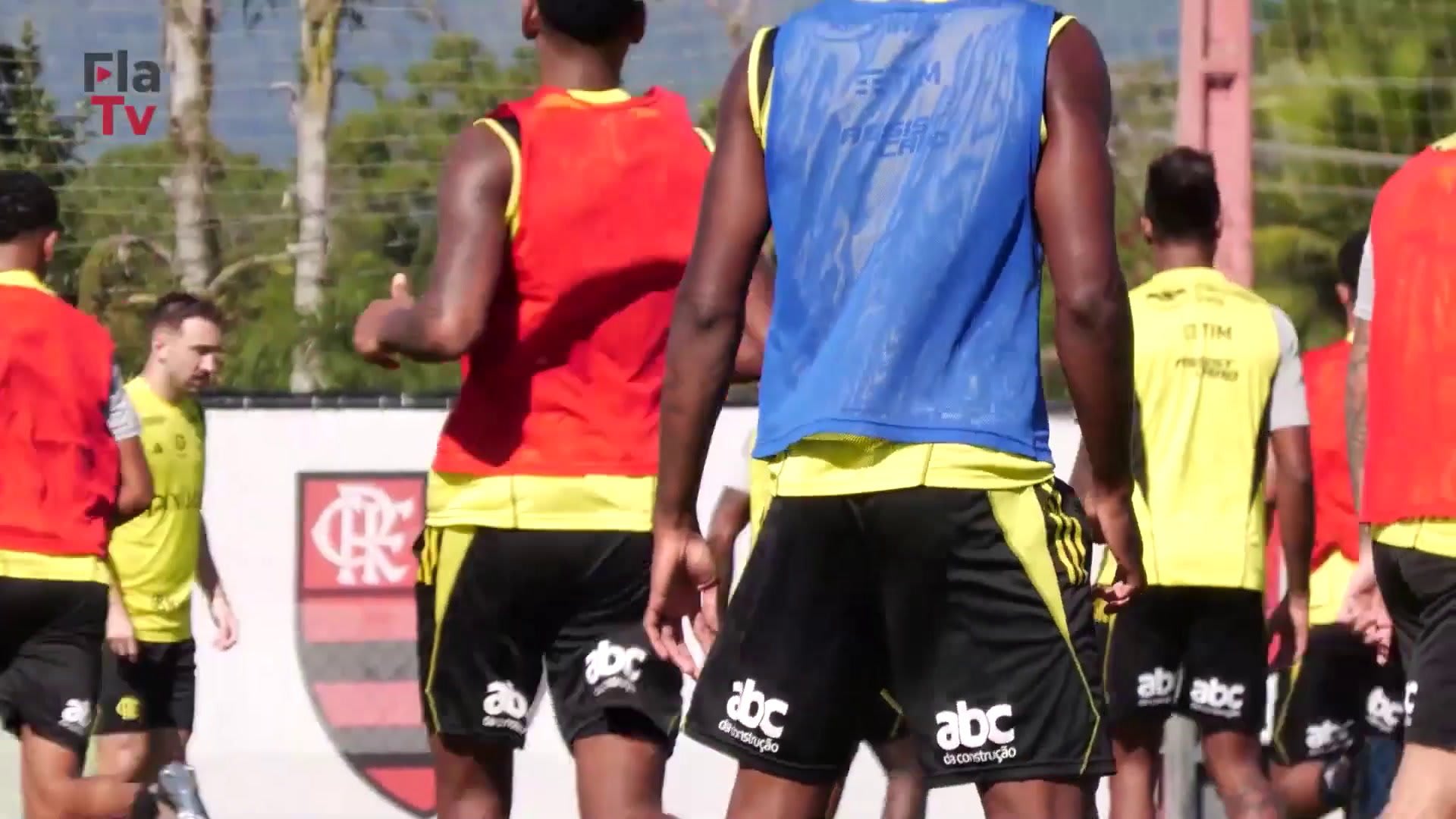 Flamengo conclui preparação para duelo contra Bahia no Brasileirão; veja fotos.