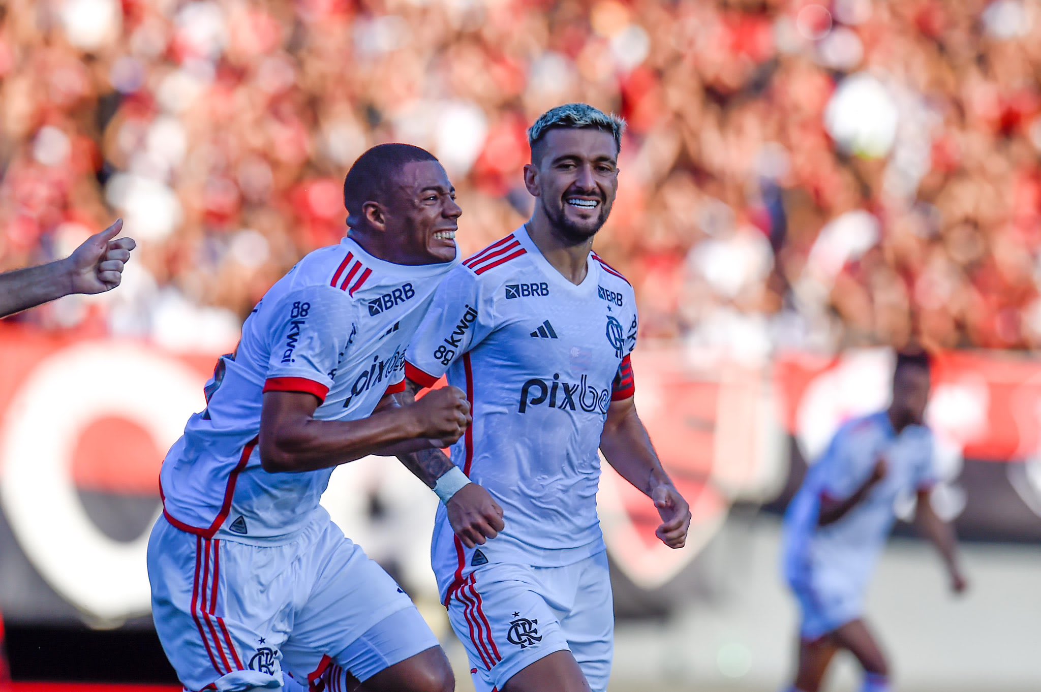 Pedro decide com gol de pênalti e Flamengo estreia com vitória no Brasileirão