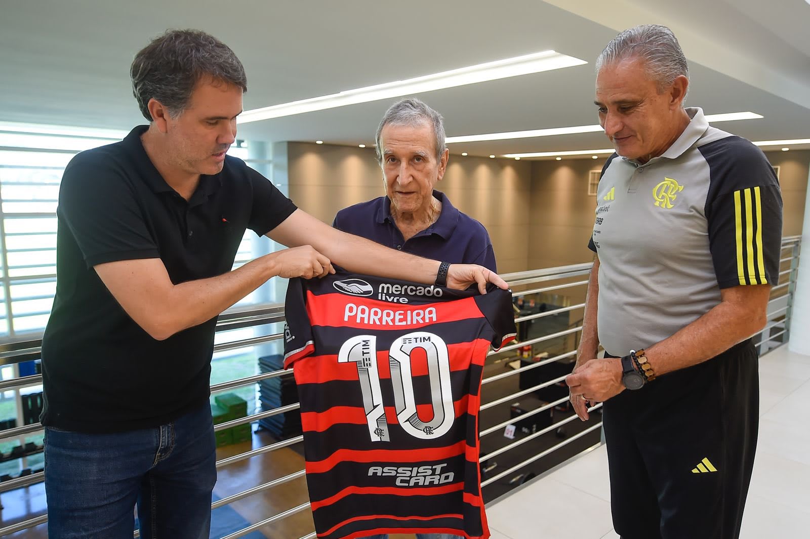 Parreira é recebido por Tite no Ninho do Urubu e ganha camisa do Flamengo