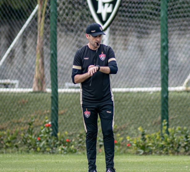 Provável escalação do Vitória: Lucas Arcanjo; Zeca, Bruno Uvini e Wagner Leonardo;Willian Oliveira, Dudu e Jean Mota e PK; Matheusinho, Lepo e Alerrandro. Técnico: Léo Condé