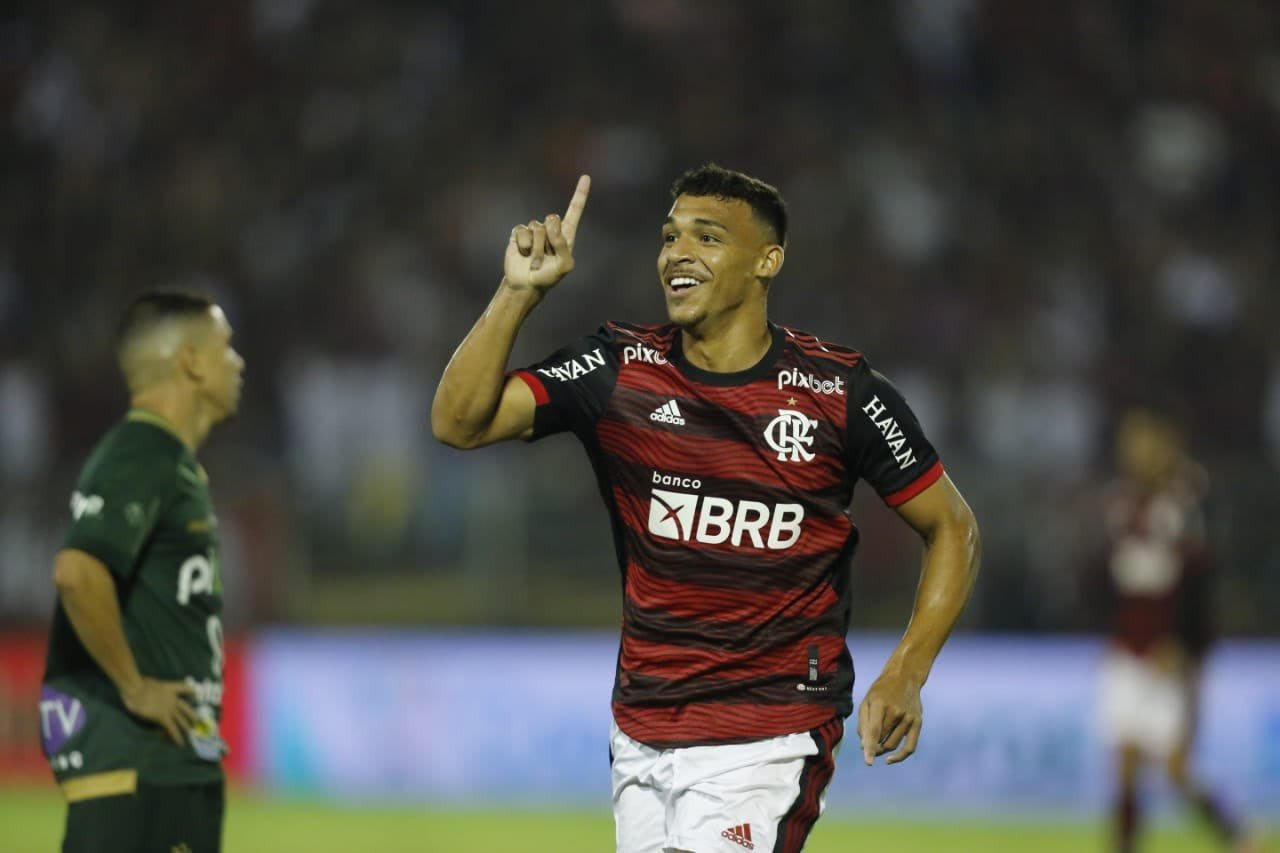 Victor Hugo atinge marca de 100 jogos pelo Flamengo contra o Amazonas