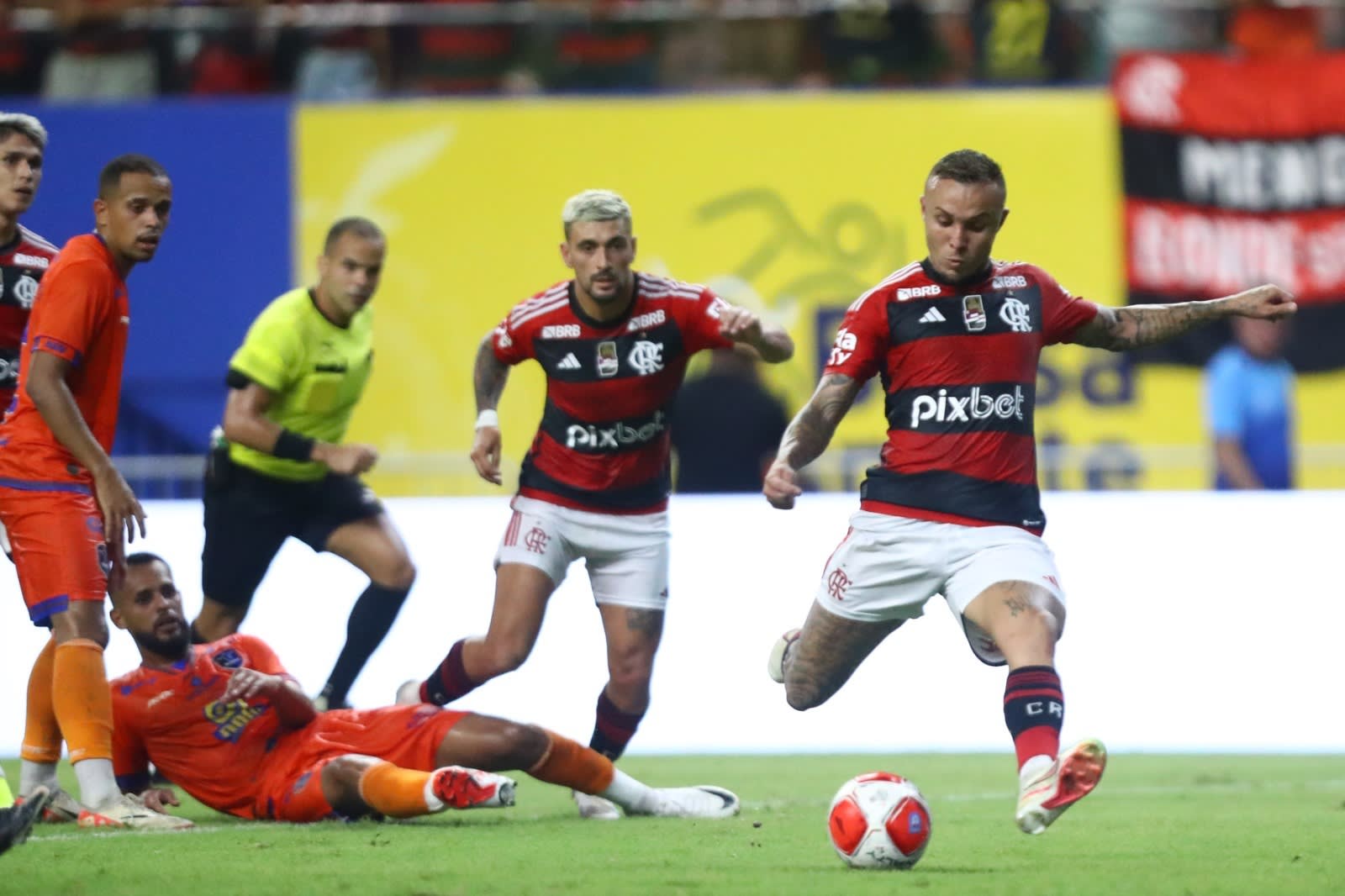 Flamengo estreia no Carioca com goleada sobre o Audax-RJ em Manaus