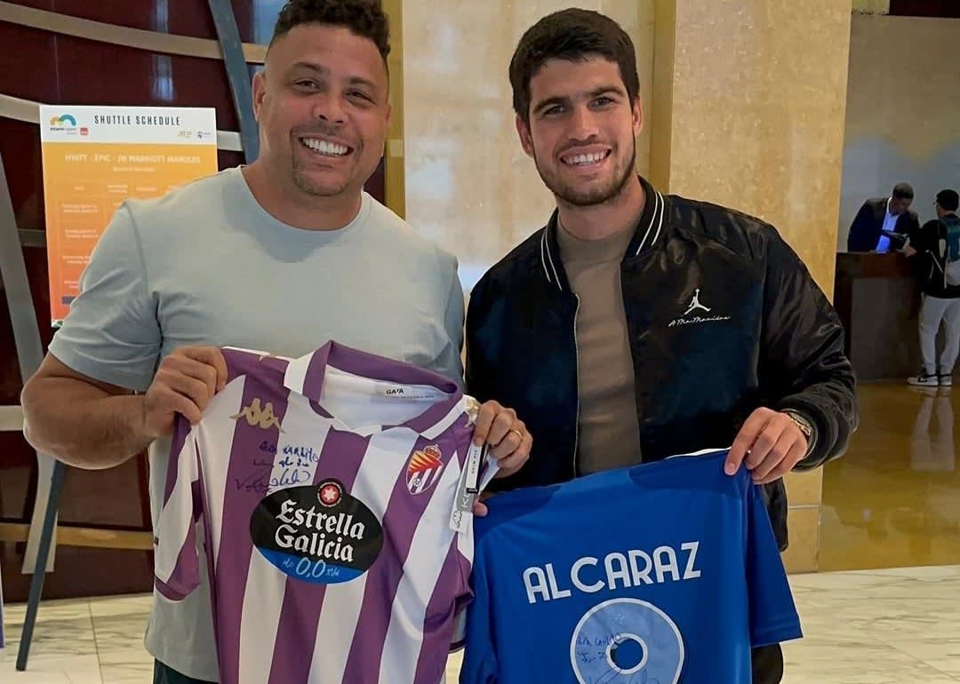 Ronaldo presenteia tenista Carlos Alcaraz com camisa do Cruzeiro no futebol.