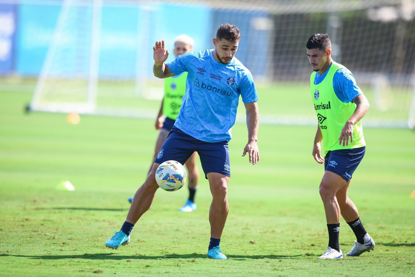 Treino de movimentação e agilidade com atletas da base do Grêmio