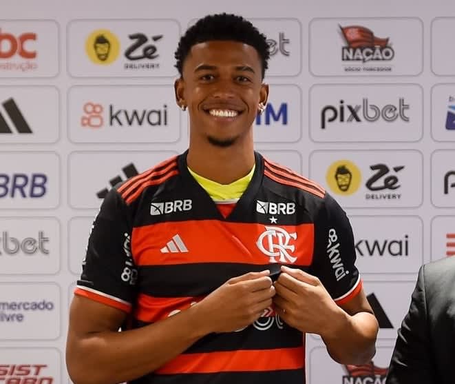 Regularização de Carlinhos permite estreia pelo Flamengo em breve.