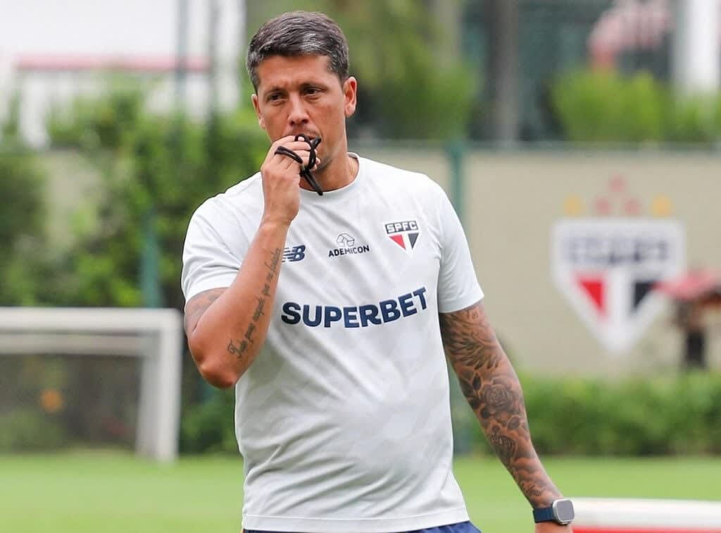 Thiago Carpini está pressionado no São Paulo. Vindo de resultados e atuações ruins, incluindo a eliminação precoce no Paulistão, o treinador pode ser demitido caso o time sofra uma nova derrota no Rio de Janeiro.