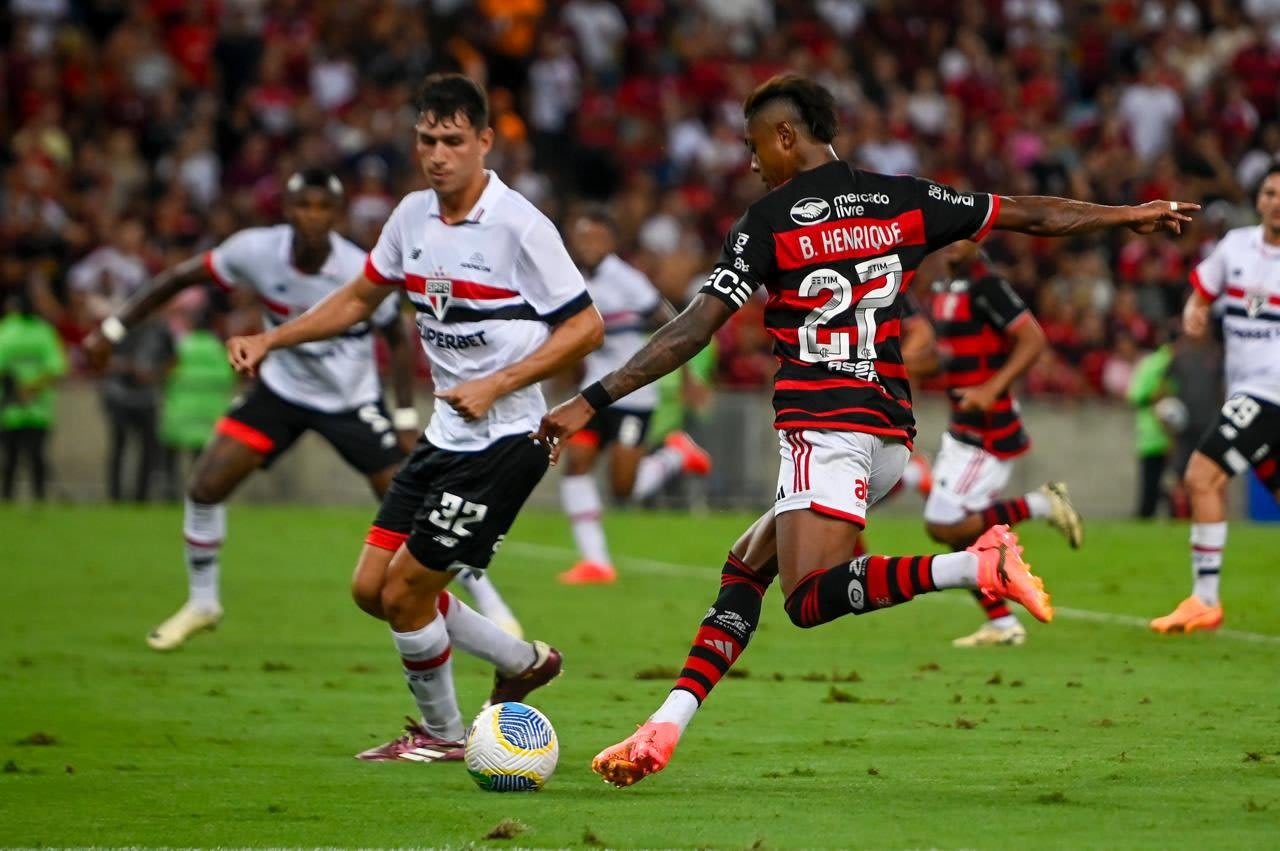 Bruno Henrique elogia desempenho do Flamengo e lamenta oportunidades perdidas.