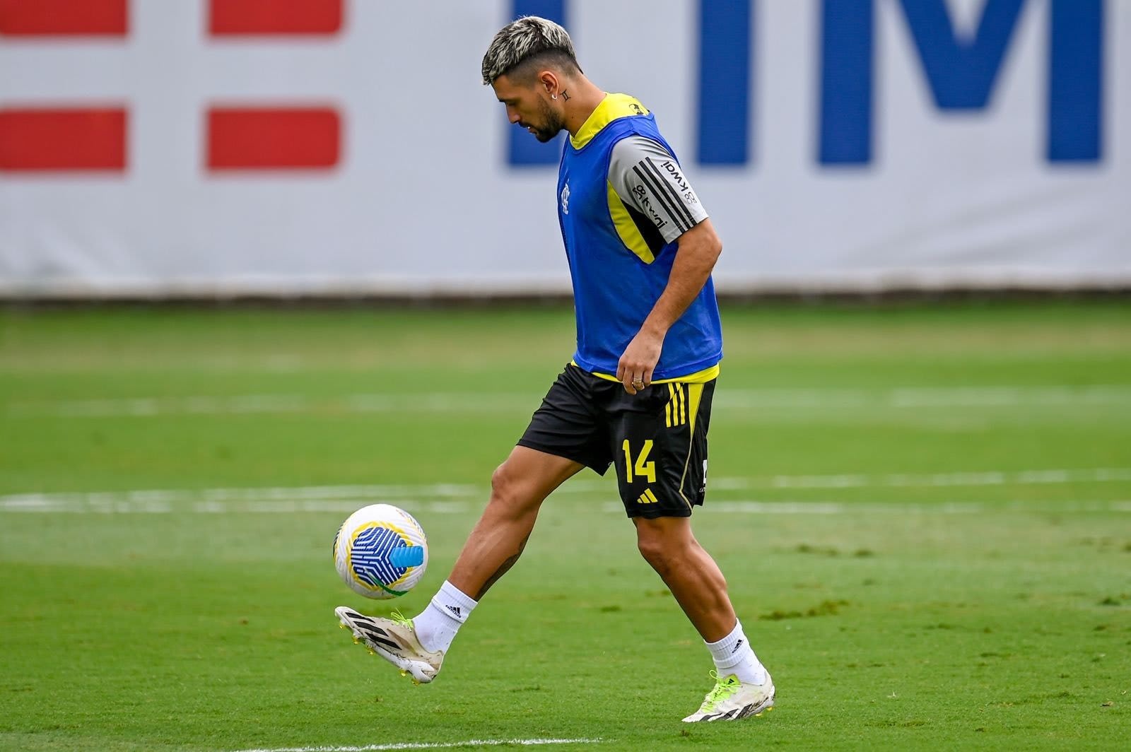 Flamengo se prepara para confronto contra o Botafogo pelo Brasileirão.