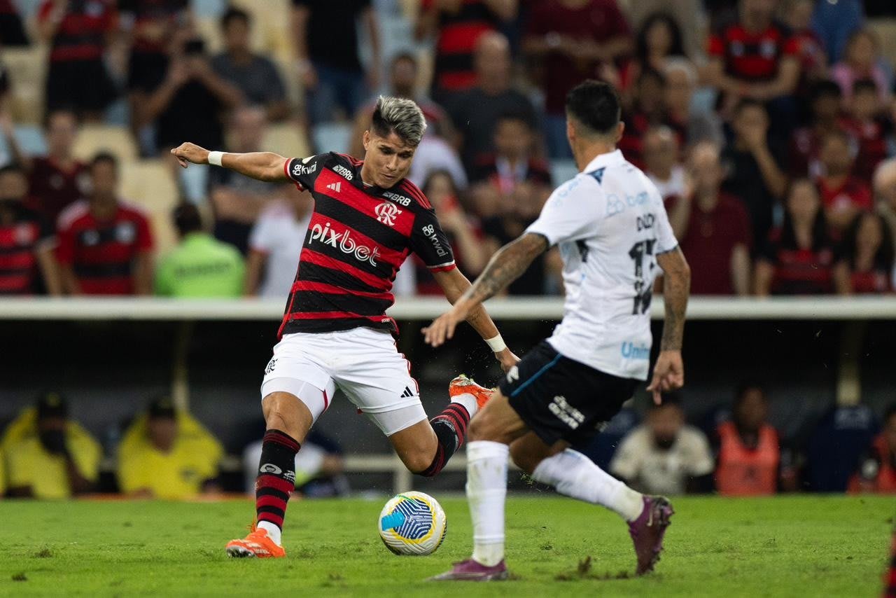 Flamengo supera Grêmio e assume liderança do Brasileirão com dois gols de Luiz Araújo