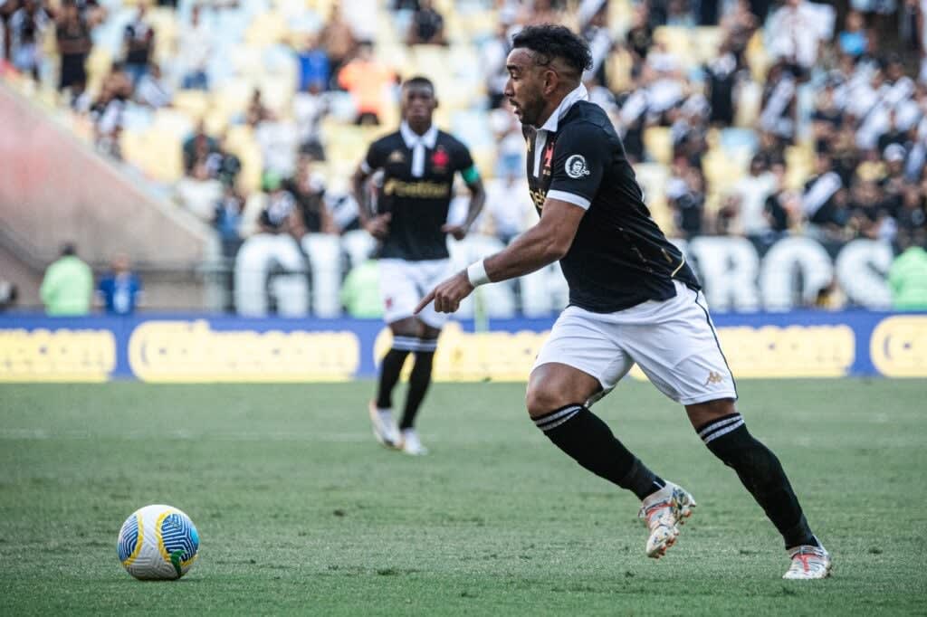 Comandado pelo auxiliar Rafael Paiva, o Vasco terá muitos desfalques. Suspensos por conta de cartões, Victor Luís, Zé Gabriel e Galdames são desfalques. Lesionados, Payet, Paulinho, Jair e Praxedes também estão de fora do confronto em São Januário.