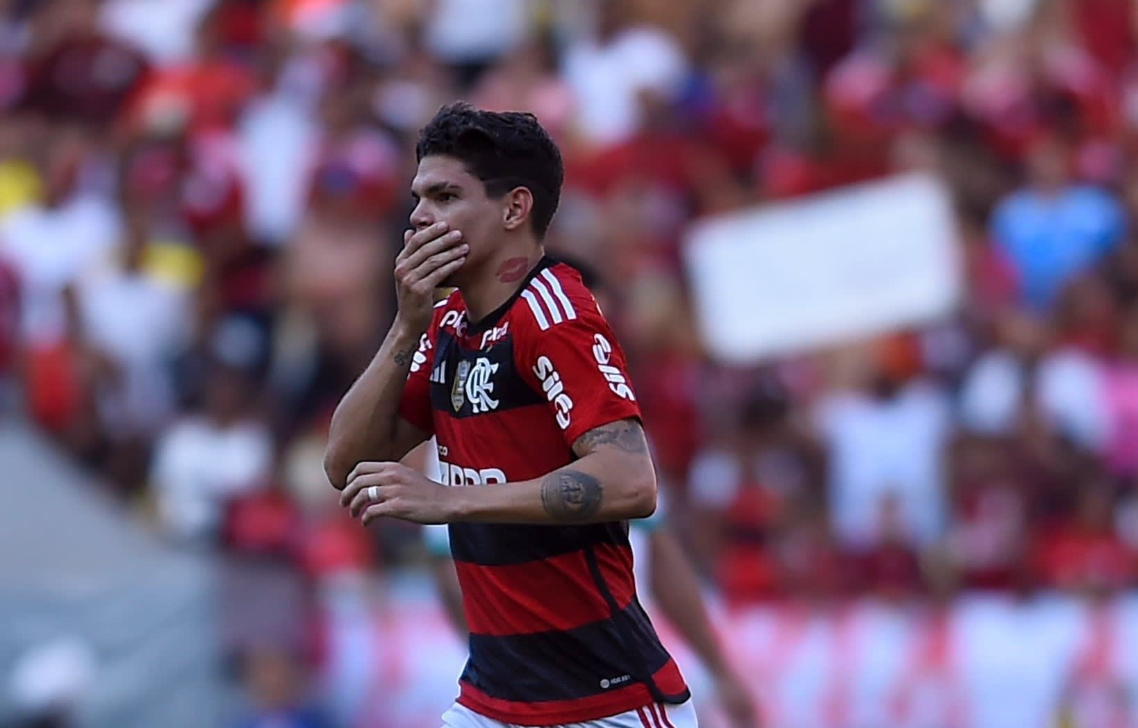 Ayrton Lucas convocado para o clássico Flamengo x Botafogo após treinamentos intensos