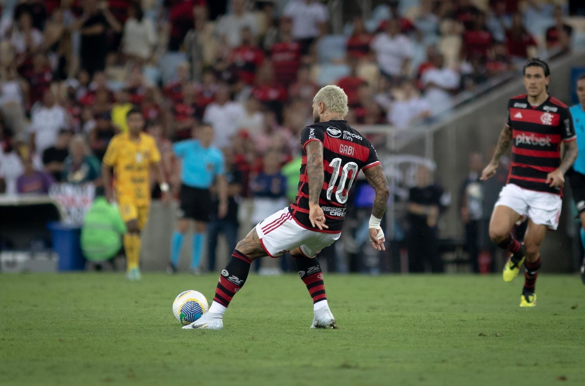 Gabigol é penalizado e perde a camisa 10 do Flamengo após polêmica.