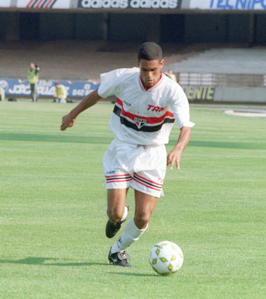 Também pelo Brasileiro de 96, o São Paulo derrotou o Santos de virada por 2 a 1 e Serginho foi o cara da partida. O ala cobrou o escanteio que resultou no empate e marcou o gol da vitória. (Foto: Acervo/Gazeta Press)