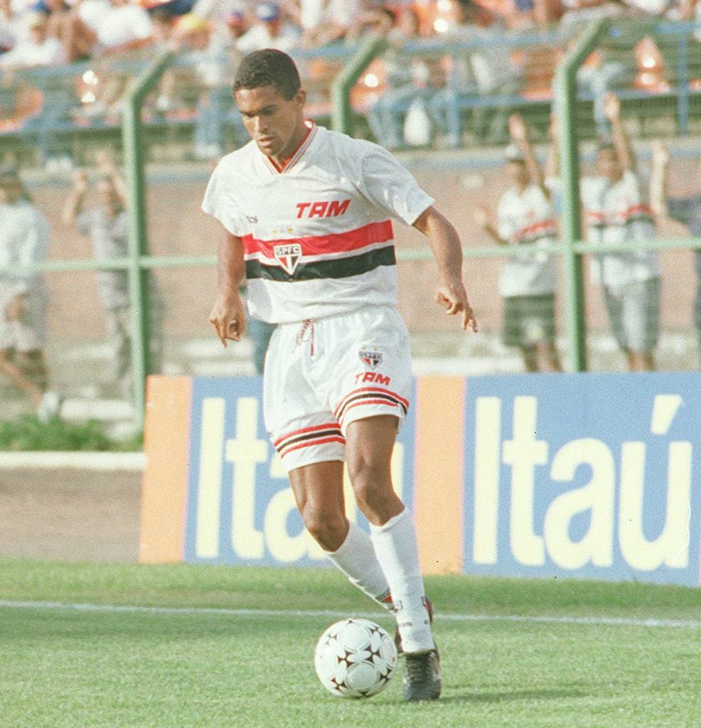 Também pelo Paulista de 1999, o São Paulo venceu com tranquilidade o Corinthians por 3 a 0. Serginho foi um dos destaques do clássico, tendo marcado um gol. (Foto: Acervo/Gazeta Press)