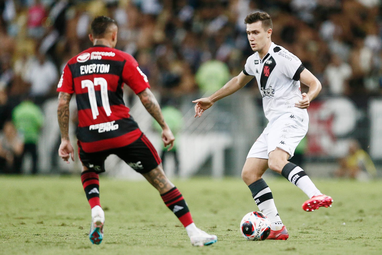 Flamengo busca quinta vitória consecutiva diante do Vasco da Gama.