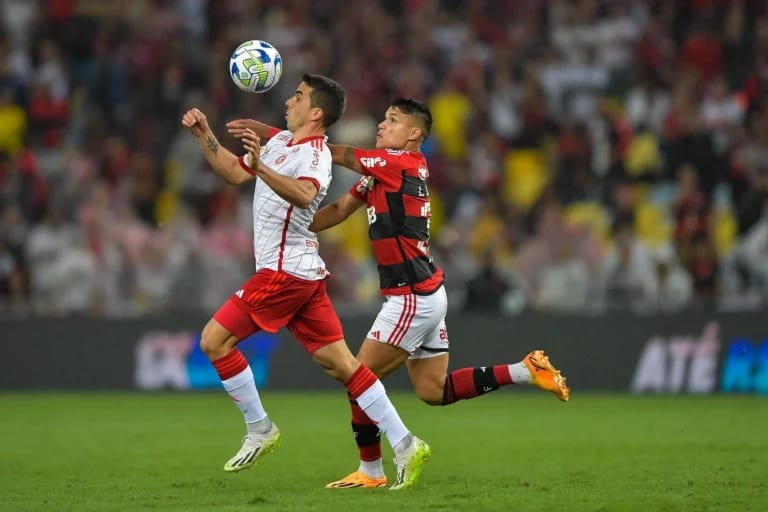 Sob vaias e protestos, Flamengo empata com time reserva do Internacional pelo Brasileirão