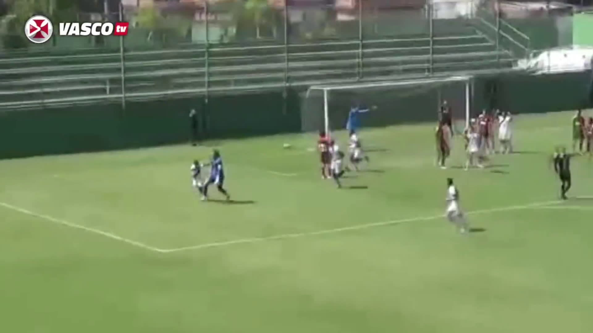 Goleiro faz gol de cabeça no fim e Vasco bate Flamengo nos pênaltis no Carioca sub-17; confira o lance