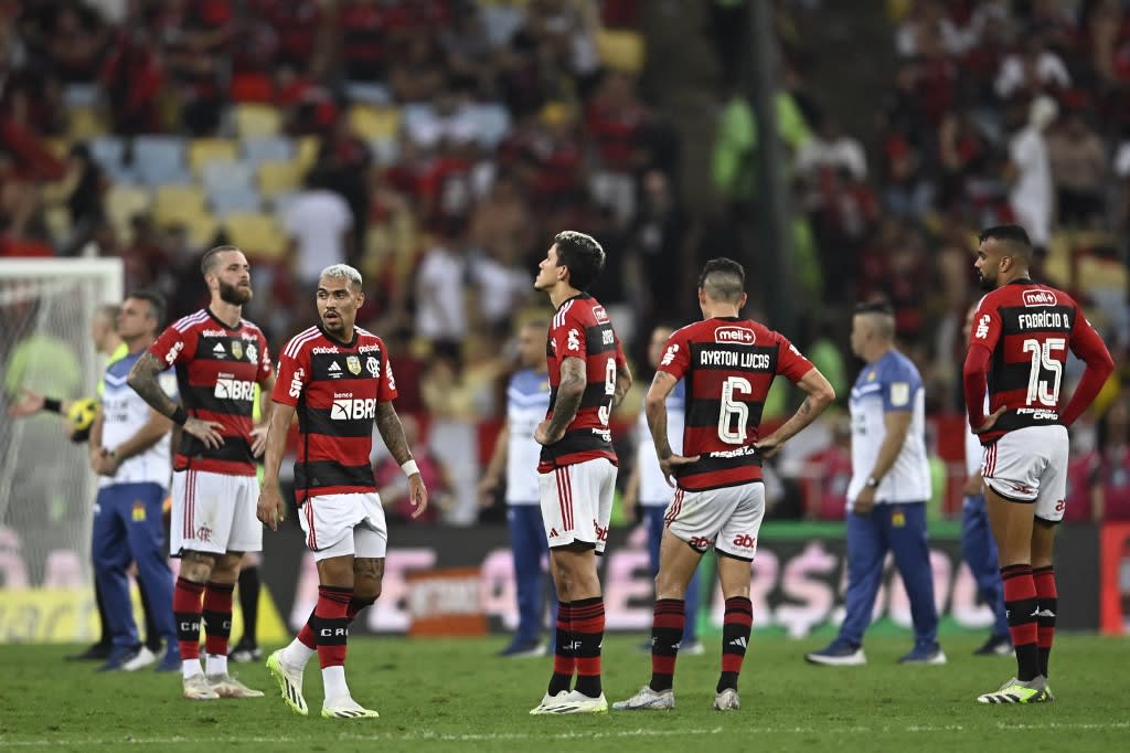 Torcedores do Flamengo protestam contra Landim e Braz na final da Copa do Brasil