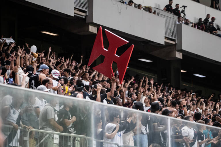 Em retorno a São Januário, torcida do Vasco esgota ingressos para o jogo  contra o Coritiba