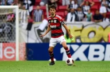 Sem entrar em campo desde abril, Rodrigo Caio tem situação indefinida no Flamengo