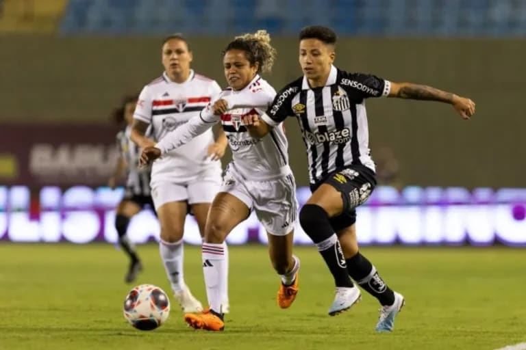 Santos goleia Flamengo e avança à semifinal do Brasileiro feminino