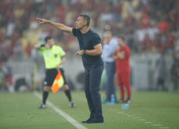 Após derrota para o Flamengo, Pedro Caixinha diz estar orgulhoso e satisfeito com o Bragantino