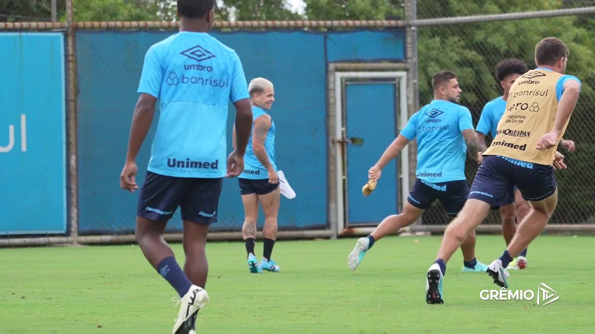 Soteldo comemora retorno aos treinos no Grêmio após lesão