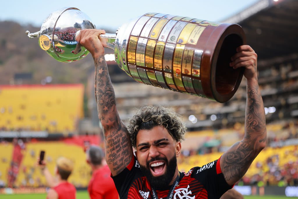 Gabigol tatua tri da Libertadores do Flamengo na perna e o número 10 no pescoço; veja fotos