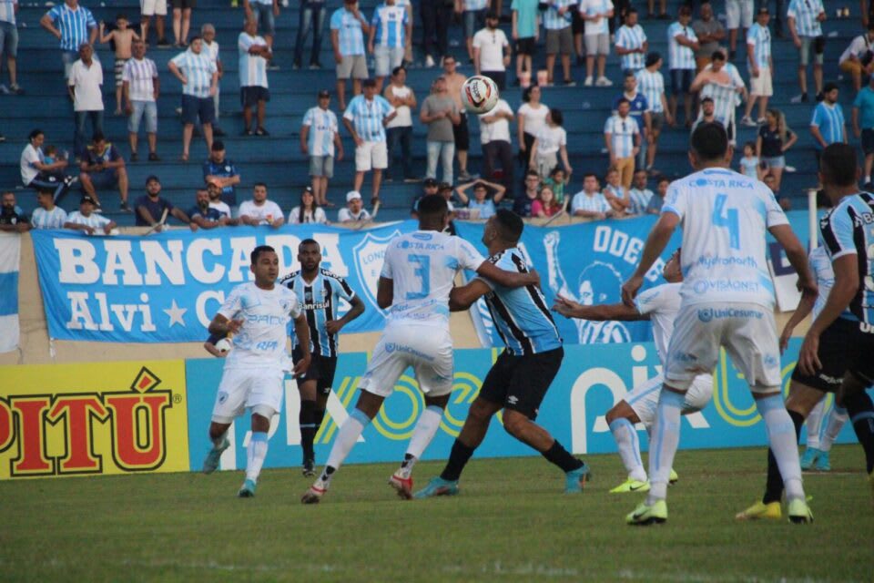 CSA sai na frente, mas deixa Grêmio empatar jogo no Rei Pelé 