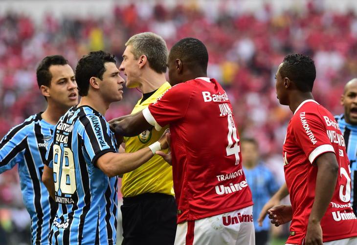 Inter faz 2 a 0 sobre o Grêmio no primeiro clássico do novo Beira-Rio