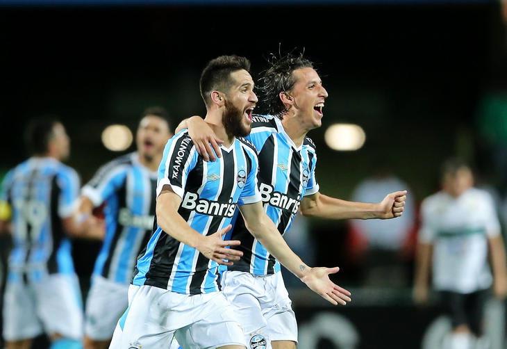 Jogadores do Grêmio comemoram vitória em jogo de superação