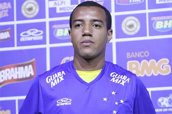 Enquanto Cruzeiro vai atrás de Mena, Breno Lopes segue como incógnita