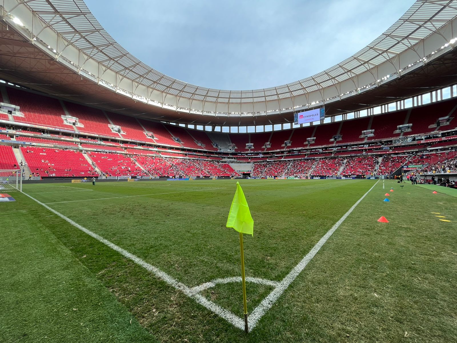 PREOCUPA? Campo do Mané Garincha não está em bom estado para o jogo contra o Santos