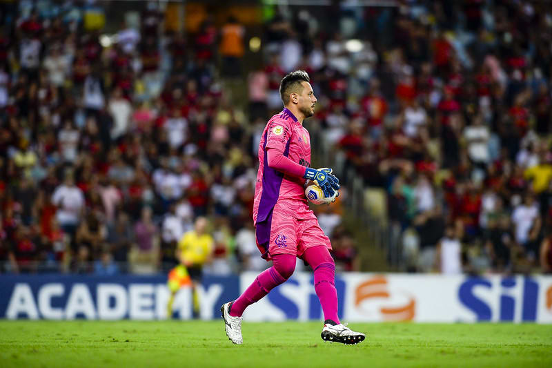 Diego Alves escancarou a necessidade de um goleiro no Flamengo, pontua Mauro Cezar