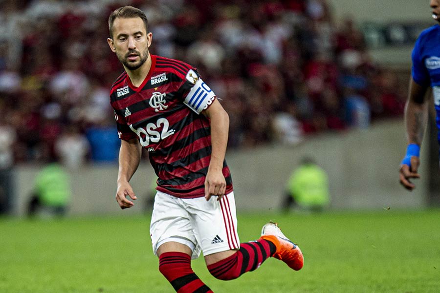 É fundamental no funcionamento do meio-campo, analisam comentaristas sobre possível saída de Everton Ribeiro